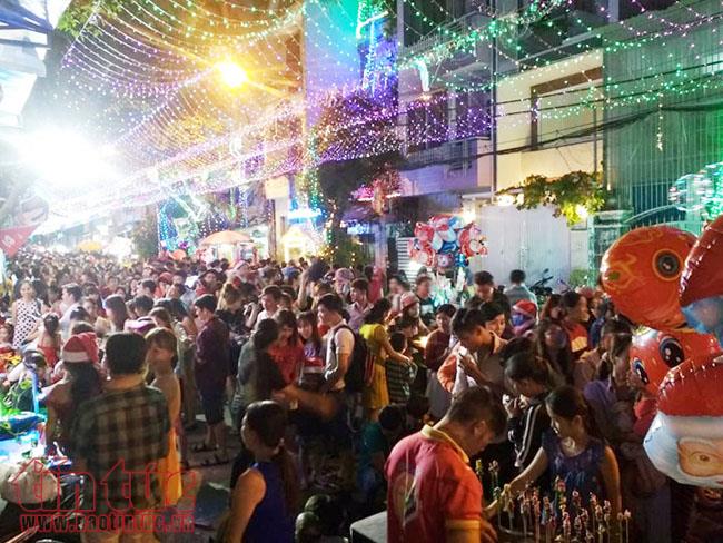 Hàng ngàn người dân TP Hồ Chí Minh nô nức trong đêm Giáng sinh ảnh 5